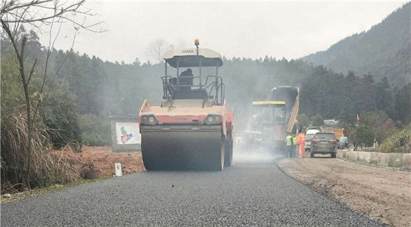 S205省道王港至瑤里段路面攤鋪施工